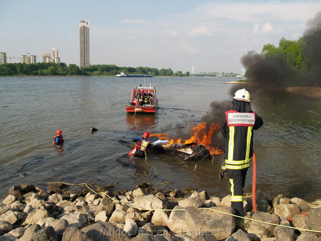 Kleine Yacht abgebrannt Koeln Hoehe Zoobruecke Rheinpark P123.JPG